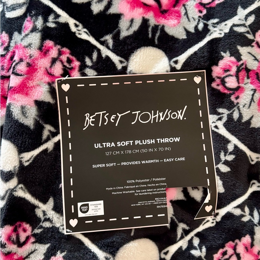 🎃 Betsey Johnson Pink and Skull Floral Plush Blanket